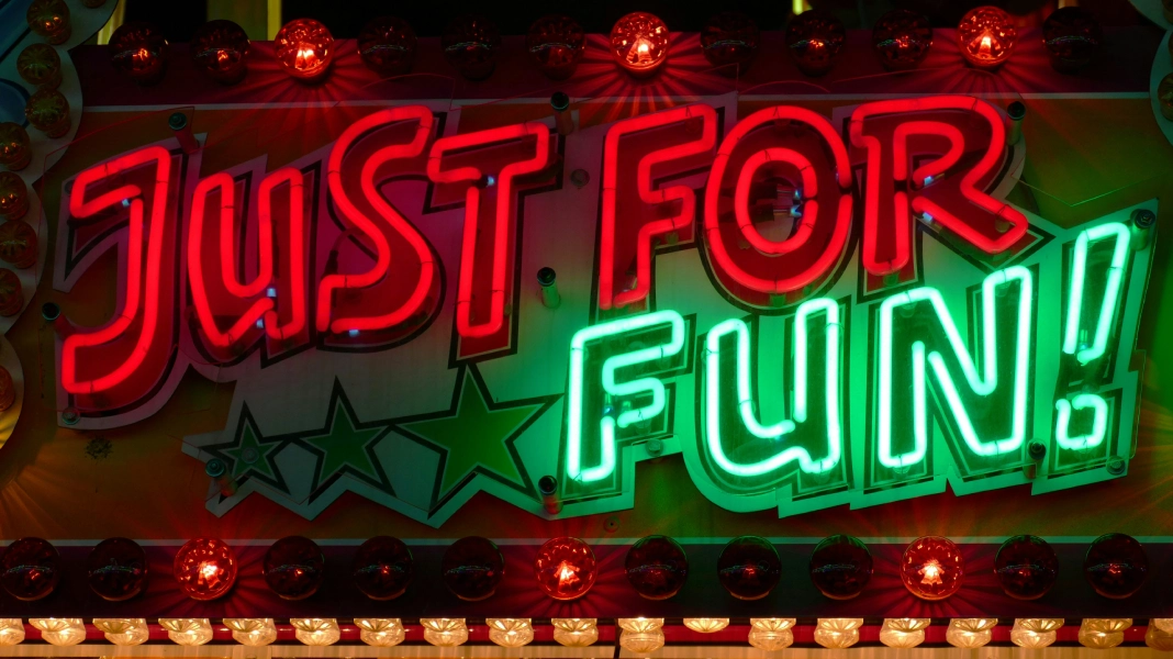 A neon sign that says fast for fun.