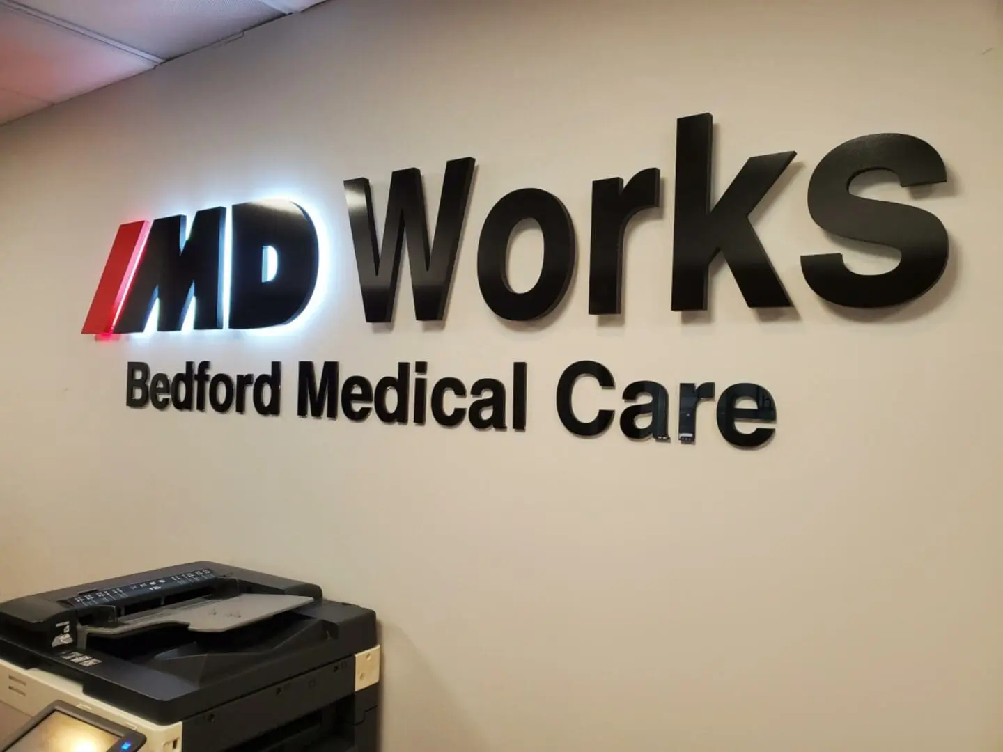 A sign that says md works bedford medical care.